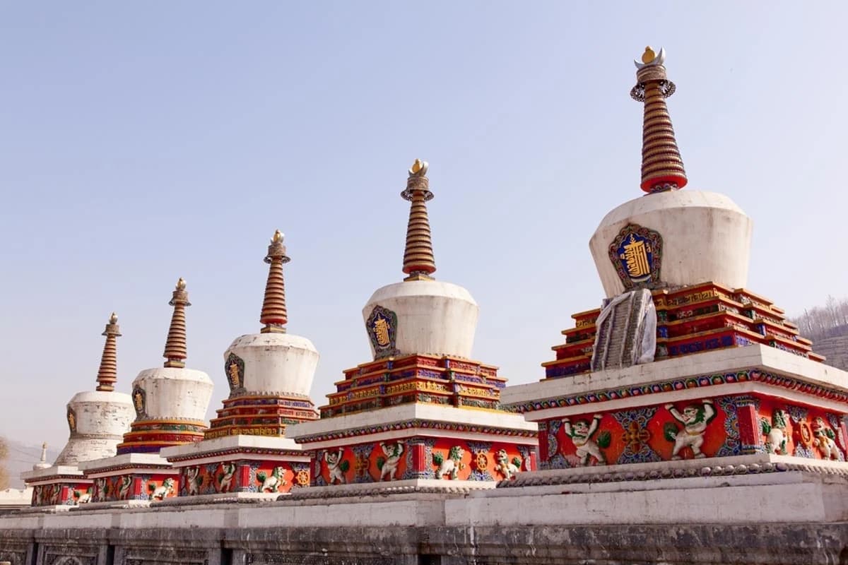 White stupas at Ta'er Temple