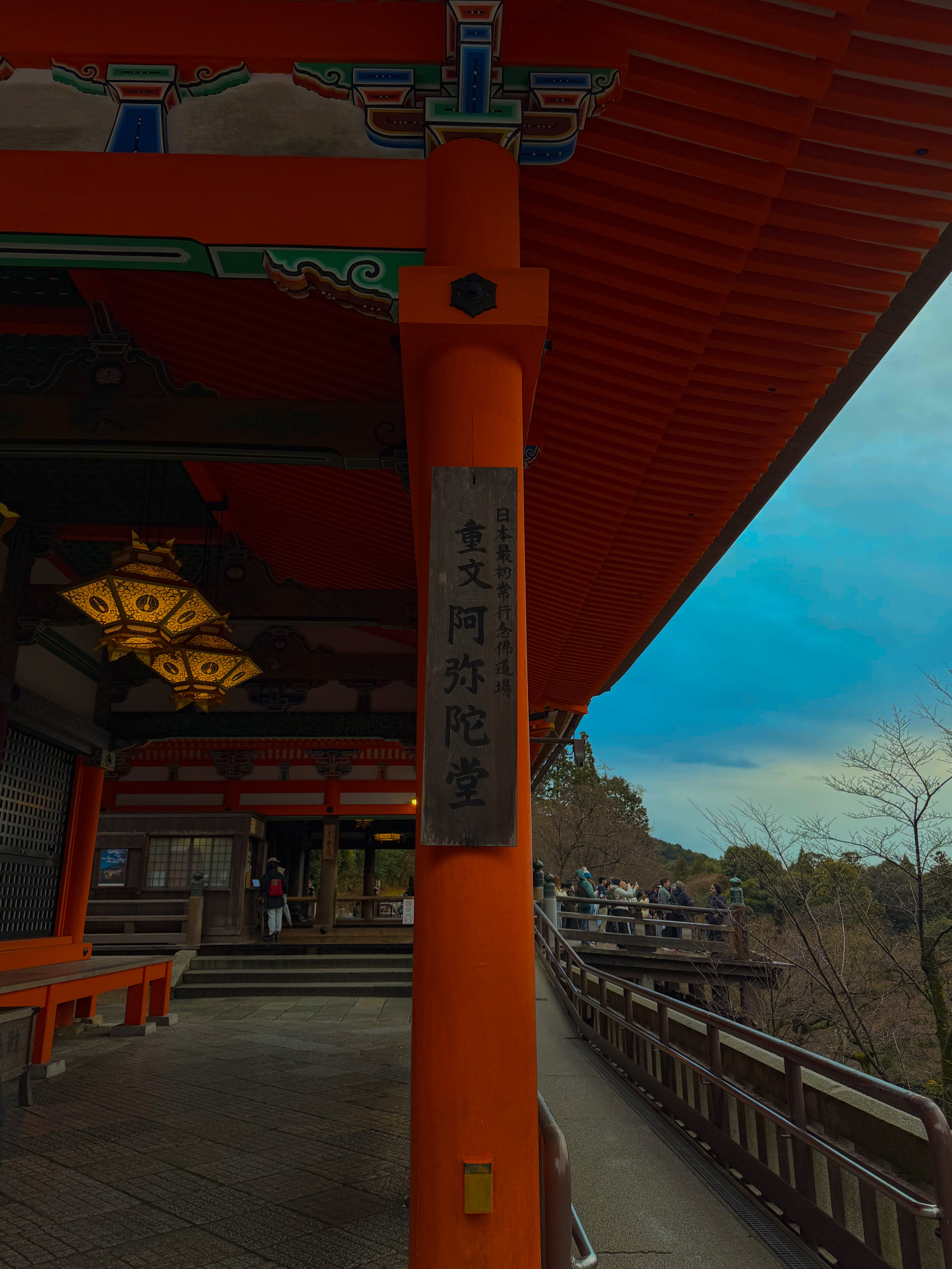 A quiet path through a Japanese shrine