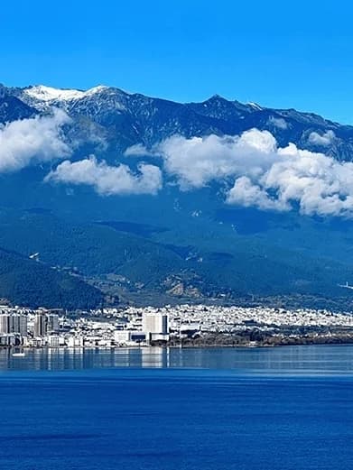 The city of Dali between Cangshan Mountain and Erhai Lake