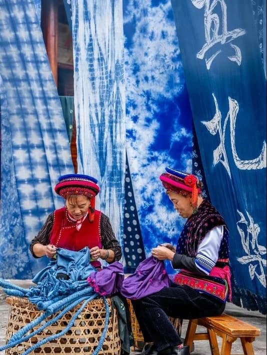 Learning traditional indigo dyeing
